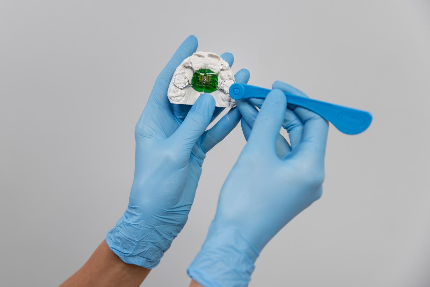 Оттискные материалы в ортопедии: как выбрать между А-силиконом и С-силиконом?